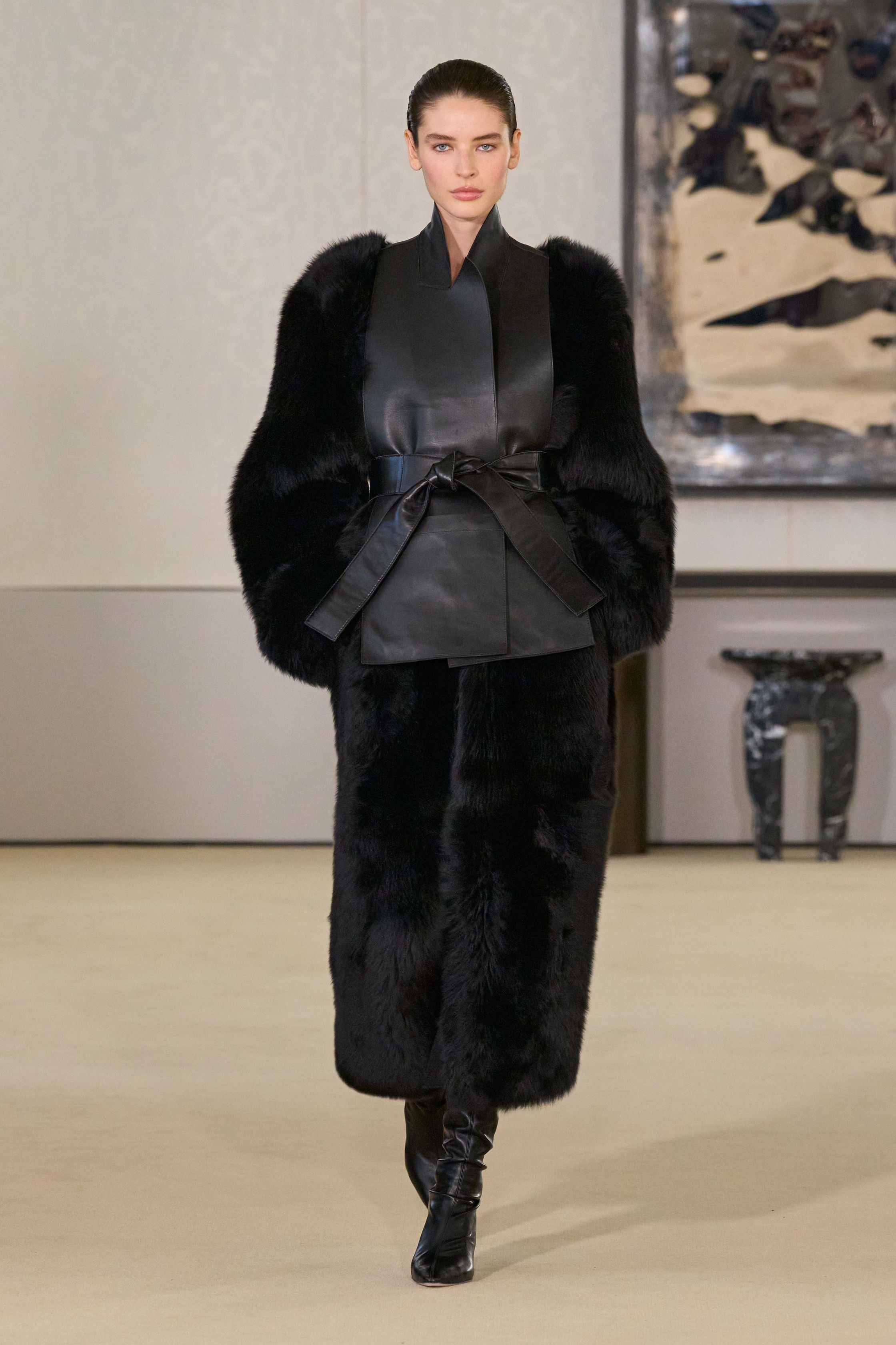 Altuzarra以克制而精准的剪裁回应都市女性的力量命题，皮革长裙、毛领外套与细节扣饰勾勒冷静轮廓，在黑棕与灰调之间展现成熟而富有策略性的优雅，将性感与权威融为一体-顽石频道趋势研究
